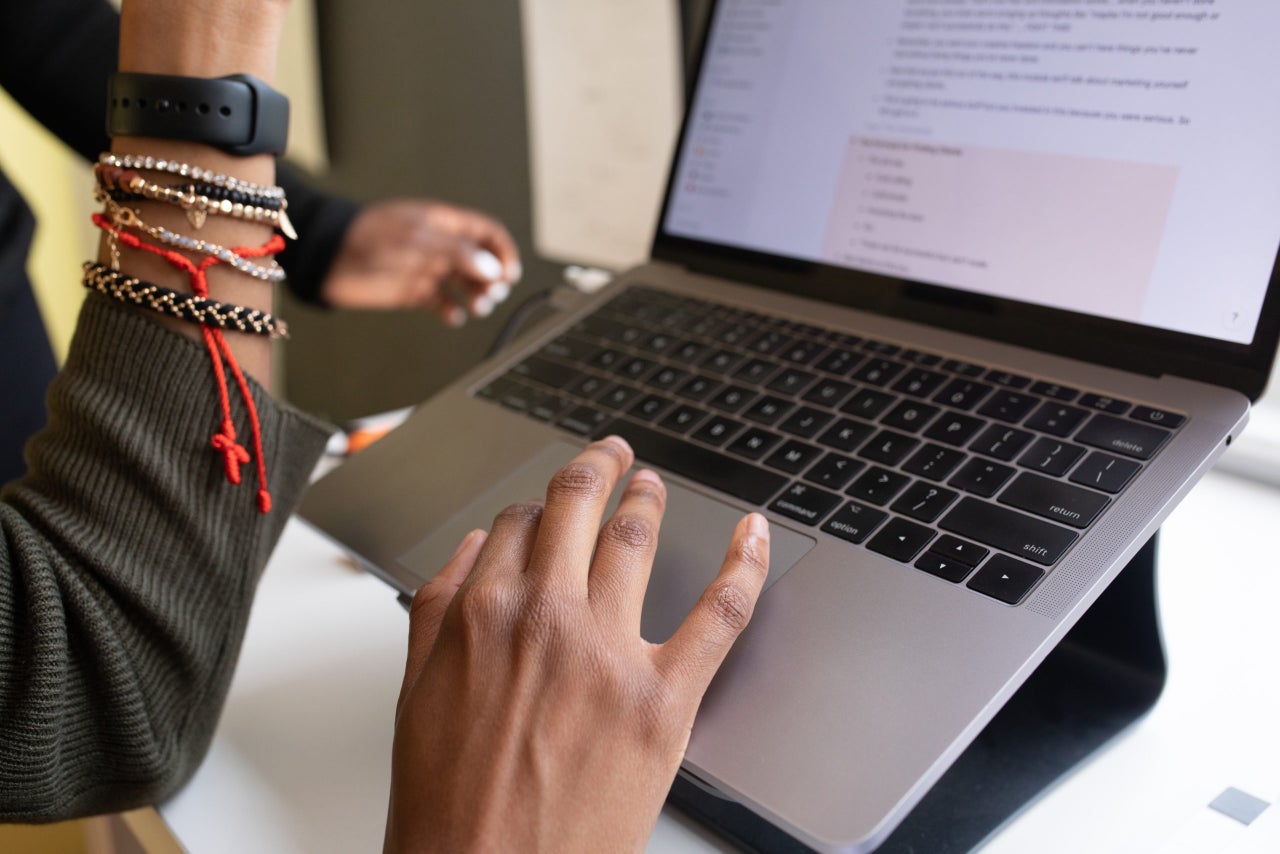 Professionnel utilisant un ordinateur portable pour gérer efficacement la paie